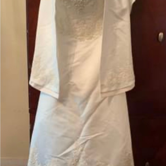 Wedding gown size 12 fit like an size 8 - Picture 5 of 5